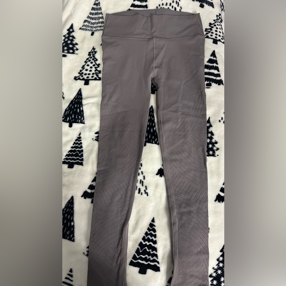 Lululemon reveal leggings size 8 - Picture 4 of 6